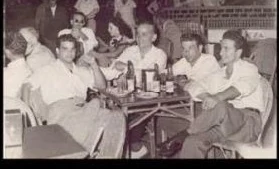 À la terrasse d'un café avec les musiciens.