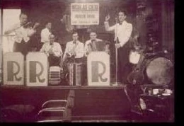 L'Orchestre Riviera au grand complet, Nicolas au micro.